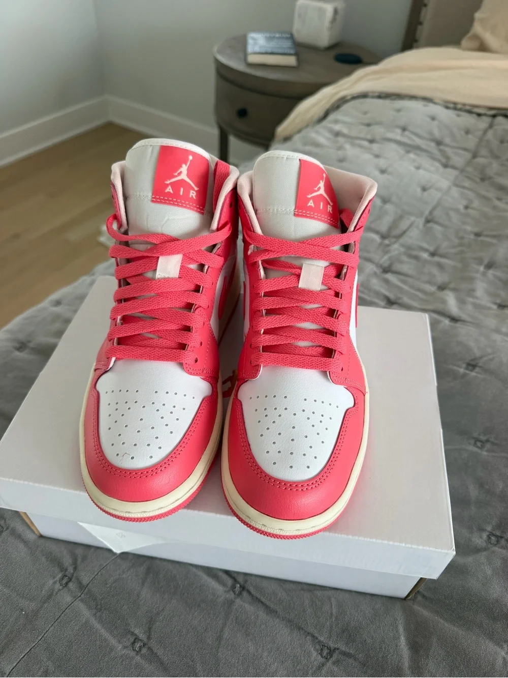 NEVER WORN Nike Women’s Air Jordan 1 White/Sea Coral- Atmosphere Blanc